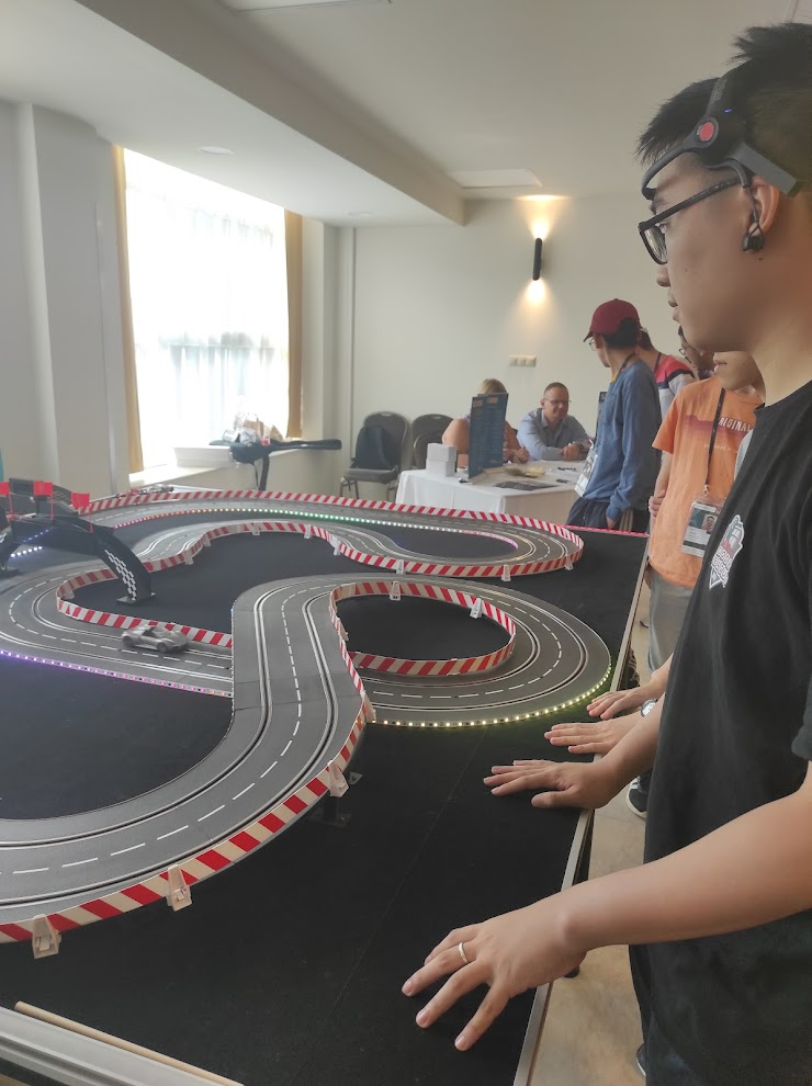 Hua Zhi controlling a car with his mind