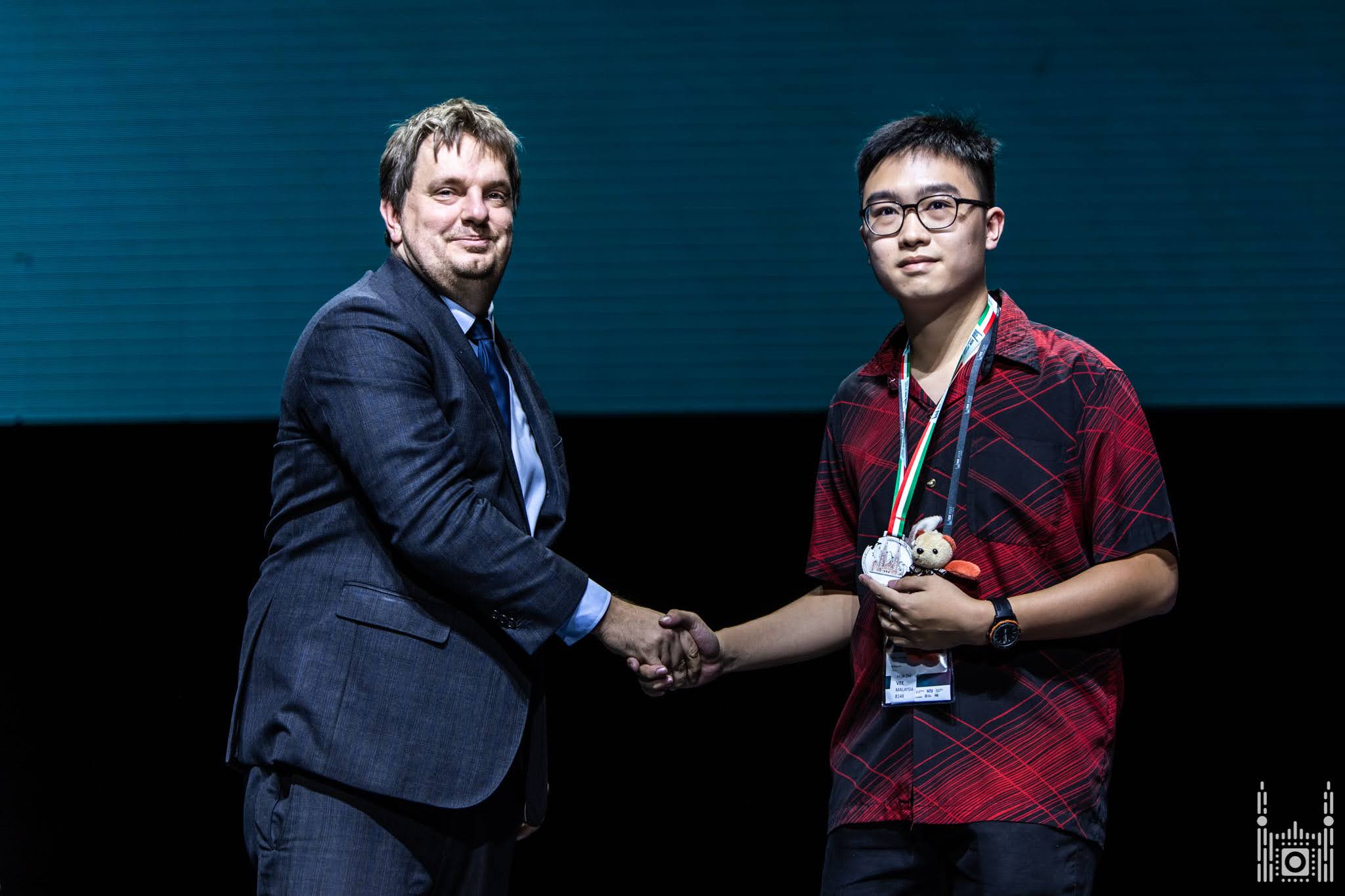 Hua Zhi receiving his silver medal